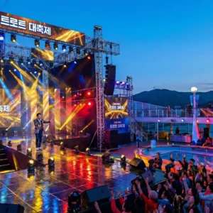 트로트 가수가 공연하는 크루즈 선상 무대 컨셉 이미지 (AI 생성)