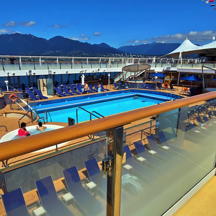 럭셔리 크루즈 여행 선상 수영장과 휴식 공간